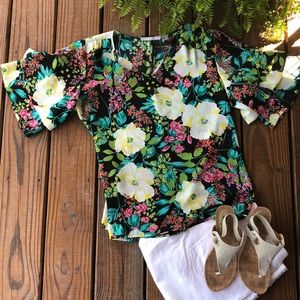 Valerie Stevens Black Floral Ruffle Sleeved Top-M